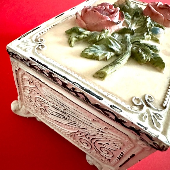 Decorative Box with flower motif - Picture 2 of 6